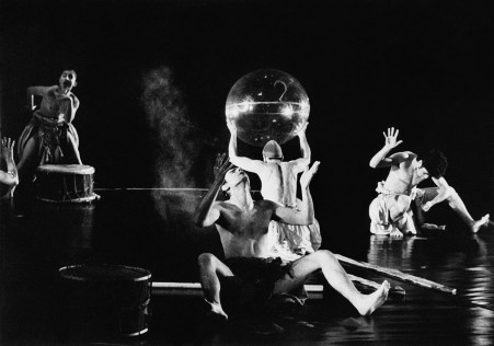 Από την παράσταση Βάκχες του Ευριπίδη του Θεάτρου Άττις σε σκηνοθεσία Θεόδωρου Τερζόπουλου.Φράιμπουργκ, Ihnenhof Alte Uni, 1987 (φωτ. Λόταρ Σίτζεκ).