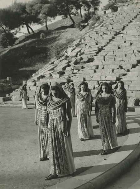 Ο χορός από τον Ιππόλυτο του Ευριπίδη, Εθνικό Θέατρο, Επίδαυρος, 1954. Αρχείο Εθνικού Θεάτρου.