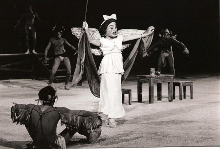 Σκηνή από τους Όρνιθες του Αριστοφάνη, σε σκηνοθεσία Καρόλου Κουν, 1959. Αρχείο Θεάτρου Τέχνης.