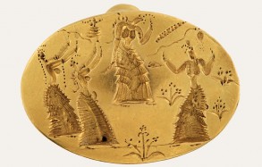 Xρυσό σφραγιστικό δαχτυλίδι με απεικόνιση τεσσάρων γυναικών. Χορεύουν εκστασιασμένες στο πλαίσιο λατρευτικής τελετής προς τιμήν της Μεγάλης Θεάς που εικονίζεται πάνω αριστερά. Υστερομινωική Ι-ΙΙ περίοδος (1600-1400 π.Χ.). Αρχαιολογικό Μουσείο Ηρακλείου